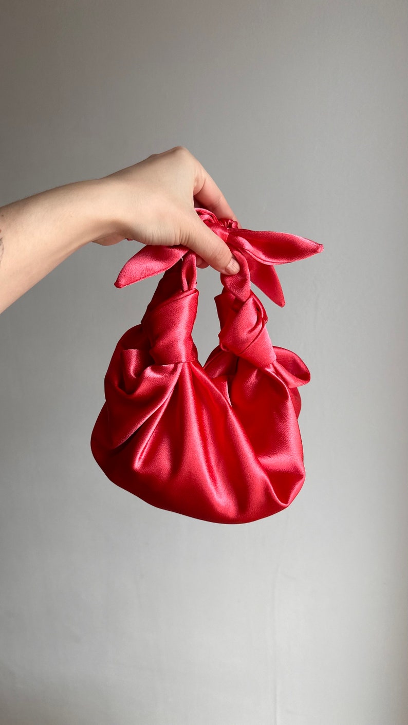 Bolso pequeño de raso con nudos Monedero de raso con estilo Bolso nudo Furoshiki bolso coral 33 colores Monedero de boda bolso negro para evento imagen 2