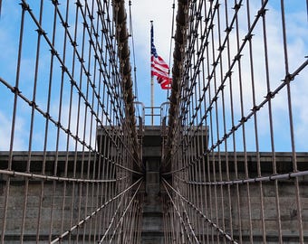 Saluti da Brooklyn: foto dei cavi e della bandiera del ponte di Brooklyn, arte murale architettonica di New York.