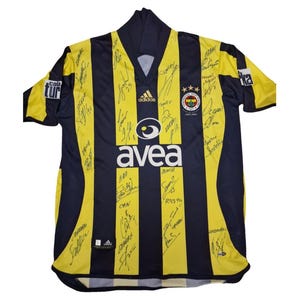 Könnte beinhalten: Ein marineblaues und gelbes Fenerbahçe-Fußballtrikot mit vertikalen Streifen. Das Trikot zeigt das Adidas-Logo, das Avea-Sponsor-Logo und mehrere Unterschriften. Das Fenerbahçe-Wappen befindet sich auf der Brust.