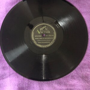 Könnte beinhalten: Schwarze Schallplatte mit einem Etikett, auf dem "VICTOR 20-1522-B MANDY, MAKE UP YOUR MIND I Clarke-Turk-Mayer-Johnston Tommy Dorsey and his Orch." steht.