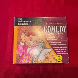 Peut inclure: Coffret "Old Time Radio Comedy Favorites" de la collection Smithsonian. Contient 12 émissions de radio, 5 heures de divertissement et un livret de 52 pages. Comprend 4 disques compacts. La couverture montre un homme de dessin animé avec un microphone.