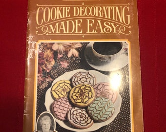 Décoration de biscuits facile, recettes et idées de décoration, recettes compilées par Miriam B. Loo, brochure, 1983
