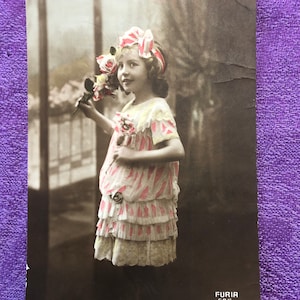 Furia 645, Französische Postkarte, Original Postkarte, Original Postkarte, Edwardian Child, Mädchen, rosa und weiß, benutzt, Frühe 1900er Jahre
