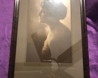 Antike Fotografie mit Holzrahmen: Junge Frau in Buffalo, NY (16x11)