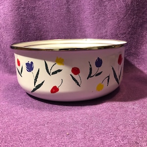 Kobe Kitchen Enamelware Metal Nesting Bowls x3, Floral Tulip Pattern, Red, Blue, Yellow, and Green Flowers, White Bowls with Silver Rim