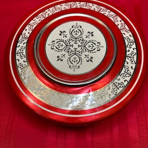 Lata vintage de metal rojo, plateado y dorado, grande, 8 1/4 pulgadas de diámetro x 3 1/2 pulgadas de alto, lata navideña, diseño florentino, usos múltiples, década de 1980