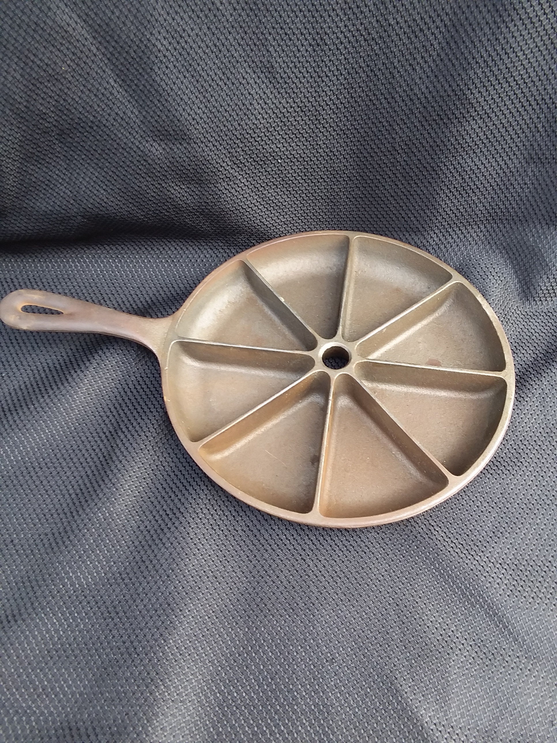 Vintage Cast Iron L1 Mold 5 Corn Muffin Pan by Lodge Vintage Cornbread Pan  Vintage Cast Iron Vintage Lodge Cast Iron Farmhouse Chic 