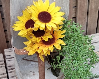 Vintage Galvanized Feed Scoop: Rustic Farmhouse Decor