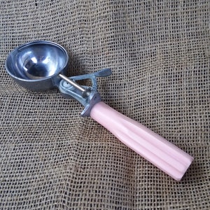 Vintage Ice Cream Scoop with Ribbed Handle – Ma and Pa's Attic ®