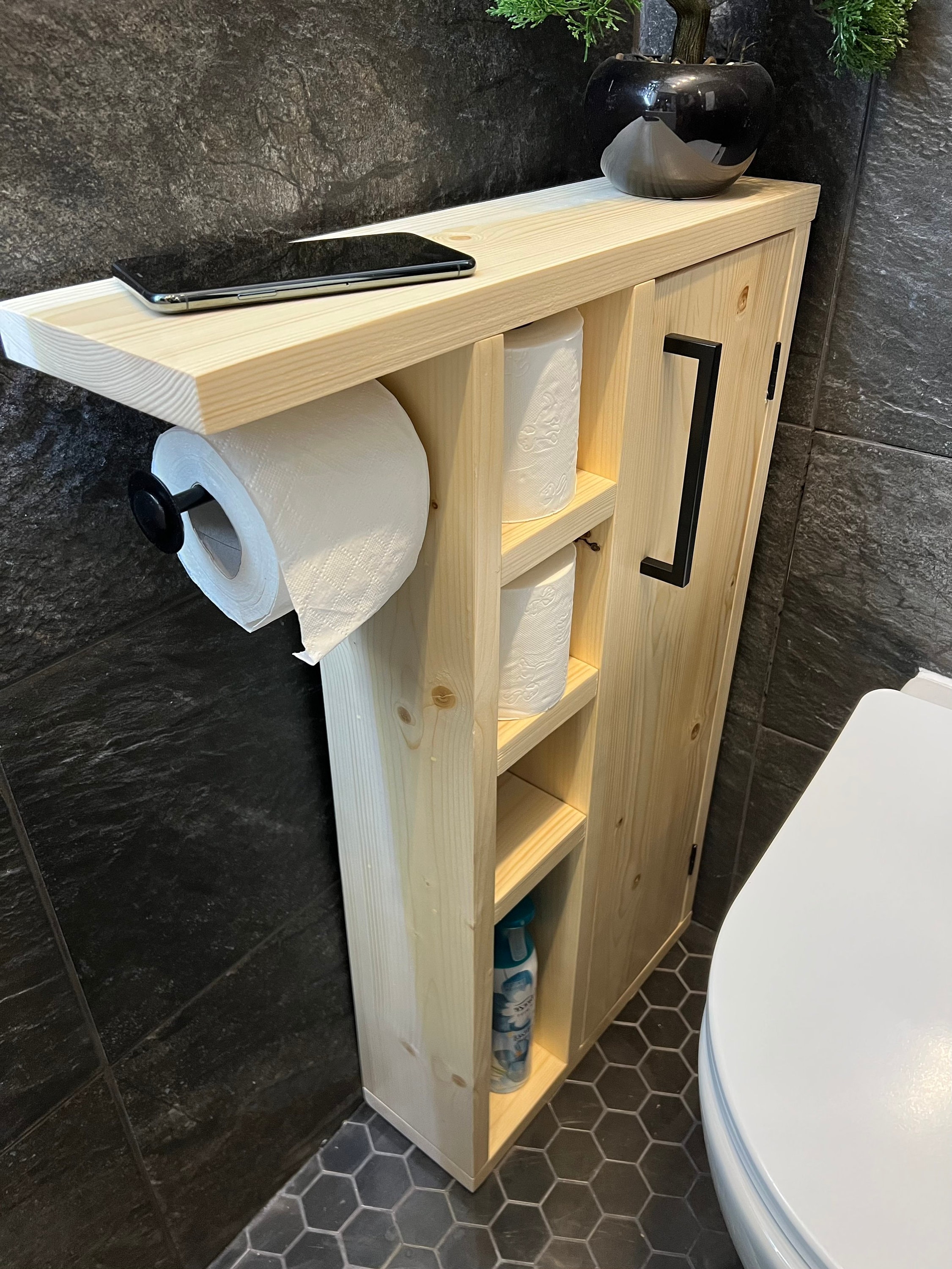 Portarrollos de papel higiénico industrial de 0.5 in con estante de madera  rústica para almacenamiento de tuberías de baño urbano.