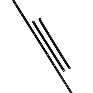 Può includere: Tre strisce di metallo nero con fori lungo la loro lunghezza. Le strisce sono di lunghezze diverse e sono disposte verticalmente.