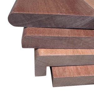 Peut inclure: Gros plan sur une pile de quatre planches de bois, chacune avec une nuance de brun légèrement différente. Les planches sont lisses et ont un grain de bois naturel.