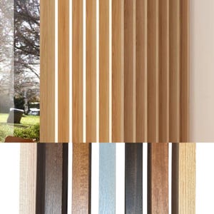 Può includere: Rivestimento murale verticale in legno con tonalità marrone chiaro e medio. Il rivestimento presenta un design moderno e minimalista, con strette doghe verticali. L'immagine mostra anche una selezione di campioni di legno in vari colori.