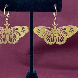Schmetterling Huggies | Käfer Schmuck | Minimalistische Indie Boho Fauna Ohrringe | Leichtes Messing Zubehör | Fliegende Insekten Huggie Creolen