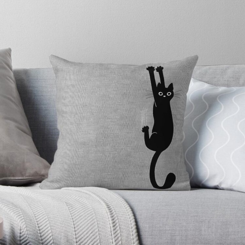 Gato negro sosteniendo una almohada, almohada decorativa de gato negro, cojín de gato negro imagen 1