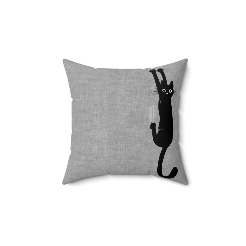 Gato negro sosteniendo una almohada, almohada decorativa de gato negro, cojín de gato negro imagen 3