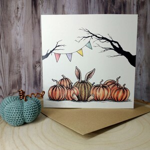 Carte de voeux - Lapin dans un champ de citrouilles, carte humoristique de tricoteur, carte d'anniversaire au crochet, illustration de compagnons de tricot par Laura Martin