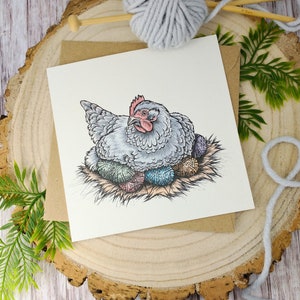 Carte de voeux - Poulet sur un nid de laine, carte humoristique de tricoteur, carte d'anniversaire au crochet, illustration d'accompagnement par Laura Martin