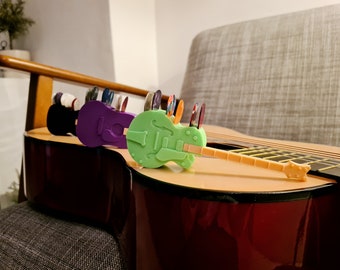 Soporte para púa con forma de guitarra