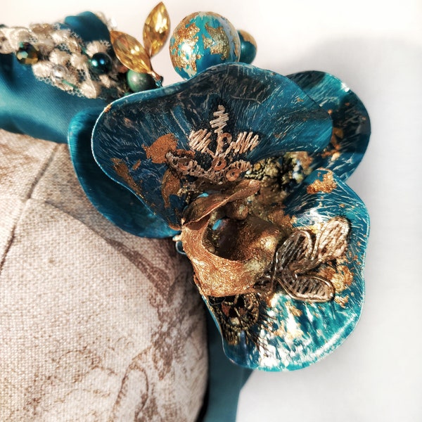 Casque Orchidée Turquoise, Bandeau Floral Feuille d’Or, Fascinateur de mariage en Dentelle Satin, Accessoires pour cheveux nuptiaux