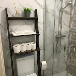 🚽 Over the Toilet Ladder Shelf – Small Space Bathroom Storage Organizer

Make the most of your bathroom with this stylish over toilet shelf, designed specifically for small space storage. This elegant toilet ladder shelf leans securely above your WC, offering vertical bathroom storage without drilling or wall damage — perfect for apartments and modern homes.