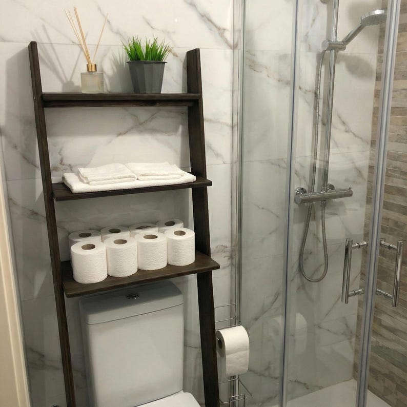 🚽 Over the Toilet Ladder Shelf – Small Space Bathroom Storage Organizer

Make the most of your bathroom with this stylish over toilet shelf, designed specifically for small space storage. This elegant toilet ladder shelf leans securely above your WC, offering vertical bathroom storage without drilling or wall damage — perfect for apartments and modern homes.