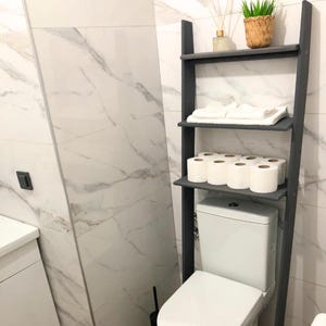 🚽 Over the Toilet Ladder Shelf – Small Space Bathroom Storage Organizer

Make the most of your bathroom with this stylish over toilet shelf, designed specifically for small space storage. This elegant toilet ladder shelf leans securely above your WC, offering vertical bathroom storage without drilling or wall damage — perfect for apartments and modern homes.