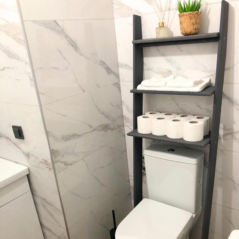 🚽 Over the Toilet Ladder Shelf – Small Space Bathroom Storage Organizer

Make the most of your bathroom with this stylish over toilet shelf, designed specifically for small space storage. This elegant toilet ladder shelf leans securely above your WC, offering vertical bathroom storage without drilling or wall damage — perfect for apartments and modern homes.
