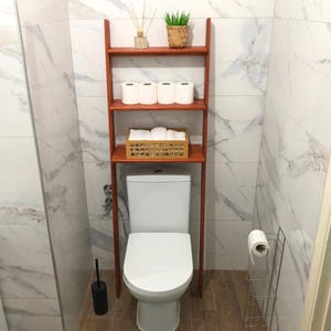 🚽 Over the Toilet Ladder Shelf – Small Space Bathroom Storage Organizer

Make the most of your bathroom with this stylish over toilet shelf, designed specifically for small space storage. This elegant toilet ladder shelf leans securely above your WC, offering vertical bathroom storage without drilling or wall damage — perfect for apartments and modern homes.