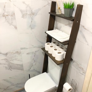 🚽 Over the Toilet Ladder Shelf – Small Space Bathroom Storage Organizer

Make the most of your bathroom with this stylish over toilet shelf, designed specifically for small space storage. This elegant toilet ladder shelf leans securely above your WC, offering vertical bathroom storage without drilling or wall damage — perfect for apartments and modern homes.