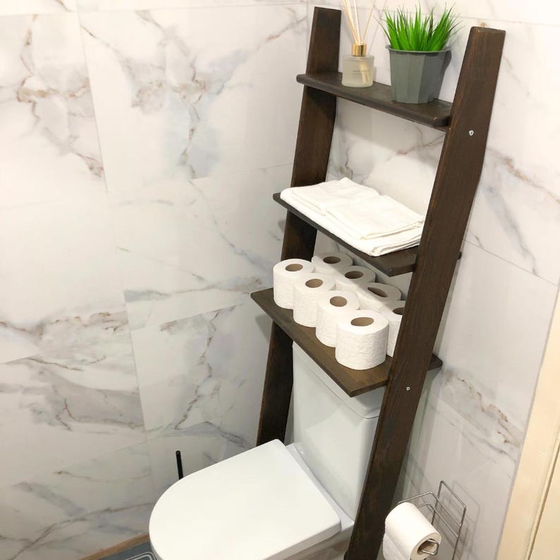 🚽 Over the Toilet Ladder Shelf – Small Space Bathroom Storage Organizer

Make the most of your bathroom with this stylish over toilet shelf, designed specifically for small space storage. This elegant toilet ladder shelf leans securely above your WC, offering vertical bathroom storage without drilling or wall damage — perfect for apartments and modern homes.