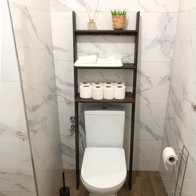 🚽 Over the Toilet Ladder Shelf – Small Space Bathroom Storage Organizer

Make the most of your bathroom with this stylish over toilet shelf, designed specifically for small space storage. This elegant toilet ladder shelf leans securely above your WC, offering vertical bathroom storage without drilling or wall damage — perfect for apartments and modern homes.