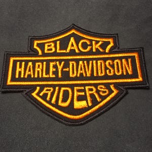 Peut inclure: Patch brodé noir Harley-Davidson Riders avec des coutures orange sur un fond noir.