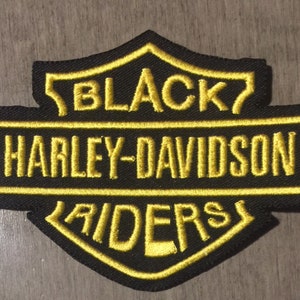 Puede incluir: Parche bordado negro Harley-Davidson Riders con costuras amarillas sobre un fondo negro.
