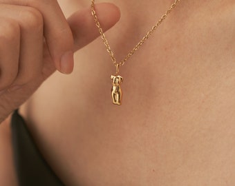 Collier pendentif corps féminin en or 18 carats, collier à breloques pour le corps pour femme, cadeau bijoux féministe, sculpture féminine, cadeau pour l'autonomisation des femmes