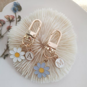 Custom Initial Letter  Keychain, AirPods Case Keyring , Cute Daisy Charm Keychain | Charm Accessory