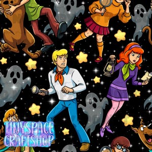 Peut inclure: Un motif de tissu sans couture représentant des personnages de dessins animés Scooby-Doo sur un fond noir avec des étoiles blanches, des étoiles jaunes et des fantômes gris. Le design inclut Fred, Daphne, Velma, Shaggy et Scooby-Doo.