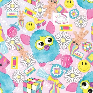 Puede incluir: Un patrón caprichoso con un Furby azul, margaritas, caras sonrientes, cintas de cassette, patines y un muñeco troll. Otros elementos incluyen una lámpara de lava, un cubo de Rubik y una consola de videojuegos. El fondo es rosa suave con brillos blancos.