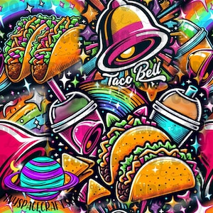 Puede incluir: Un patrón gráfico colorido con tacos, una campana de Taco Bell y bebidas. El fondo es un cielo estrellado blanco y negro con acentos de arcoíris.