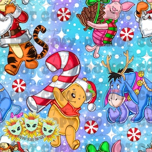 Può includere: Un motivo festivo con personaggi dei cartoni animati in abiti natalizi. Winnie the Pooh tiene un bastoncino di zucchero, mentre Pimpi porta una pigna. Altri personaggi includono Tigro, Ih-Oh e Babbo Natale, il tutto su uno sfondo blu con fiocchi di neve e stelle.