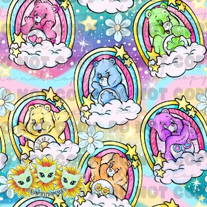 Może przedstawiać: Kolorowy, bezszwowy wzór przedstawiający kreskówkowe Misie Opiekuńcze w tęczowych łukach na niebieskim, różowym i żółtym tle z gwiazdami i kwiatami. Misie Opiekuńcze uśmiechają się i trzymają swoje charakterystyczne symbole.