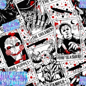 Op de afbeelding: Een herhalend patroon van horror-speelkaarten met personages zoals The Puppet, The Dreamer, The Slasher en The Camper. De zwart-witte illustraties zijn geaccentueerd met rode bloedspatten en zwarte stippen op een witte achtergrond.