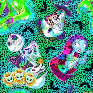 Może przedstawiać: Żywy, cyfrowo stworzony wzór z postaciami z The Nightmare Before Christmas. Projekt zawiera Jacka Skellingtona, Sally i inne postacie na tle neonowo-zielonego i czarnego wzoru w cętki z sylwetkami nietoperzy. Widoczny jest tekst "tinyspacecraftshop".