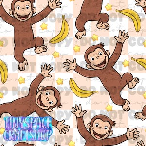 Könnte beinhalten: Ein sich wiederholendes Muster mit braunen Cartoon-Affen mit breitem Lächeln und erhobenen Armen, durchsetzt mit gelben Bananen und kleinen gelben Sternen auf einem Hintergrund aus hellpfirsichfarbenen und weißen Karos. Text: TINYSPACE CRAFTSHOP.