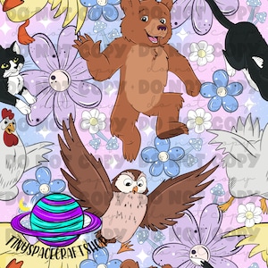 Könnte beinhalten: Ein skurriles Muster mit Zeichentricktieren wie einem Bären, einer Eule, einer Katze und einem Huhn, vor dem Hintergrund großer lila und blauer Blumen. Ein Planet mit Ringen ist ebenfalls enthalten. Der Text "TINYSPACECRAFTSHOP" ist sichtbar.