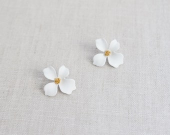 Pendientes Boho de flor blanca, pendientes de novia, pendientes de dama de honor, pendientes tropicales de diseño elegante y elegante para mujeres, regalo para ella