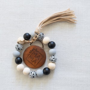 Handmade Beaded Bracelets Keychain for mom, MAMA Bracelet Keychain, Gift for mom,Engraved Wood with Wood Beads Key Chain, Cheetah Print