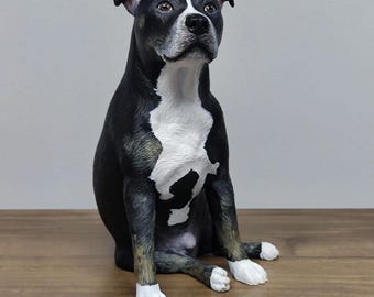 Spersonalizowana figurka psa – dekoracja świąteczna – statuetka staffordshire bull terriera – spersonalizowana usługa malowania – pamiątka dla zwierząt