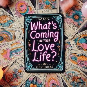 Peut inclure: Une carte rectangulaire noire avec le texte "What's Coming in Your Love Life?" en lettres néon roses. La carte est entourée d'autres cartes de tarot avec des illustrations colorées. La carte est étiquetée "Sayric" et "CPSTIDILA?"