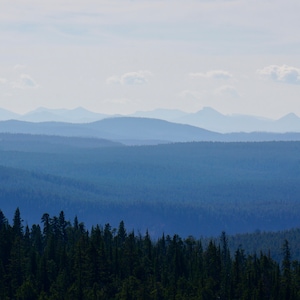 Blick über den Yellowstone National Park zum Grand Teton National Park, Landschaftsfotografie, Digitaldruck, Wand Kunst